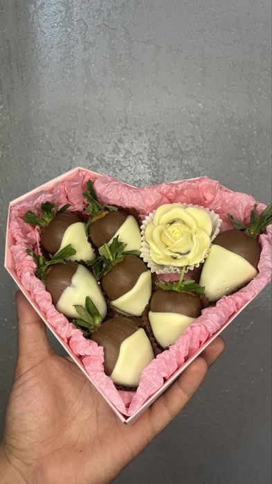 Клубника в шоколаде / финики в шоколаде