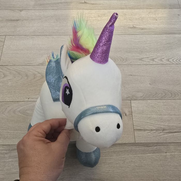 Плюшена играчка еднорог. Нова. 45 см висока.