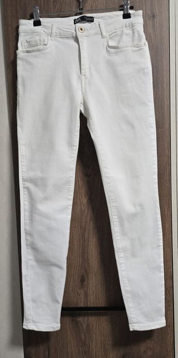 . Нови.  Дамски оригинални дънки.  ZARA.