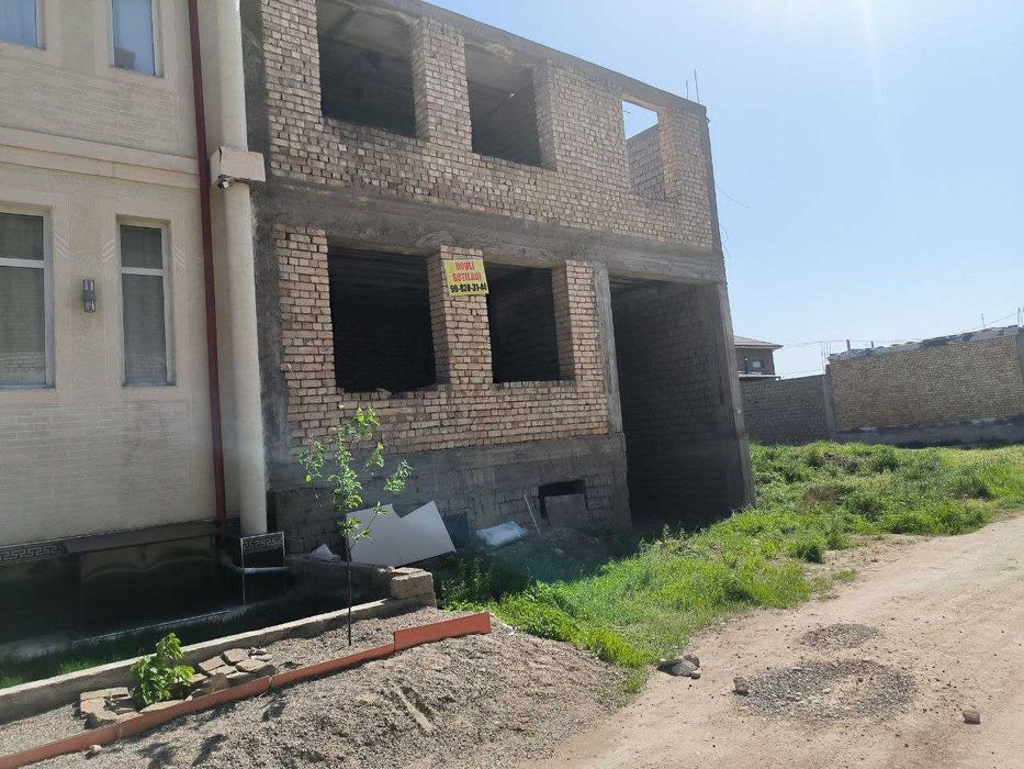 SOTILADI 2 qavat korobka hovli 2.6 sotix Xonobod. Mo'ljal 352 maktab