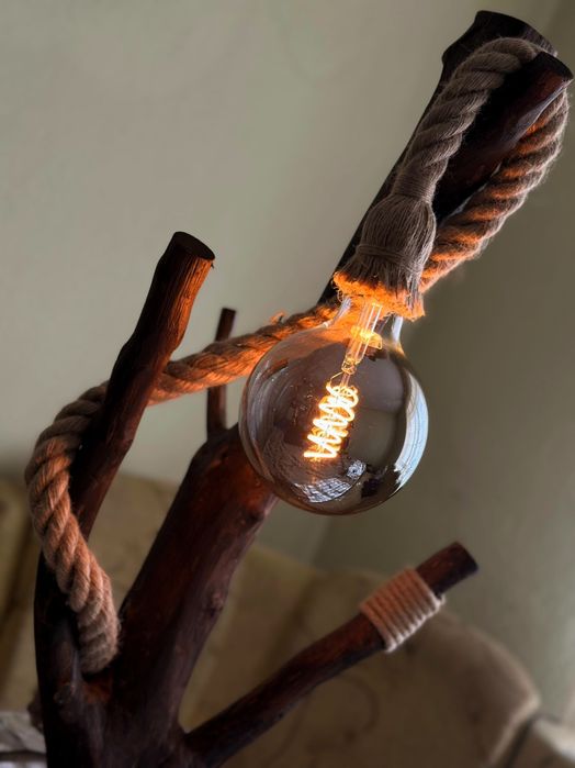 Ръчно направена лампа от дърво