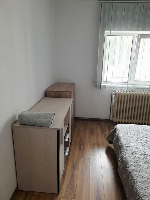 Apartament vis-a-vis de Liceul Sportiv, str. Calea Moldovei, 2 camere, balcon inchis, etaj 1