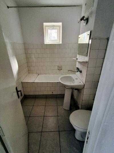 Ofer spre  inchiriere apartament ultracentral, nemobilat, 3 camere,  str. N. Balcescu, (cu intrare si de pe Calea Bucuresti), etaj 1
