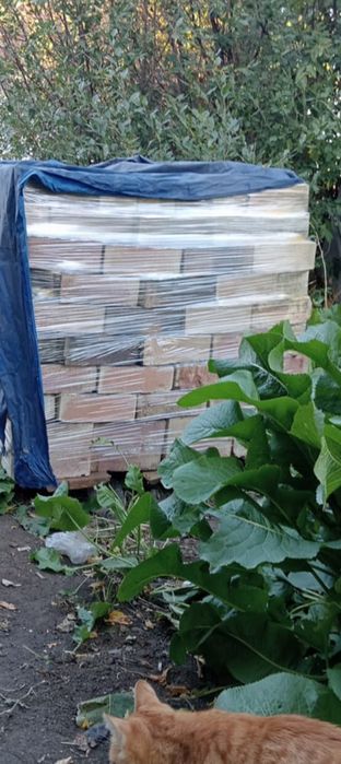 Продам кирпич жёлтый три поддона