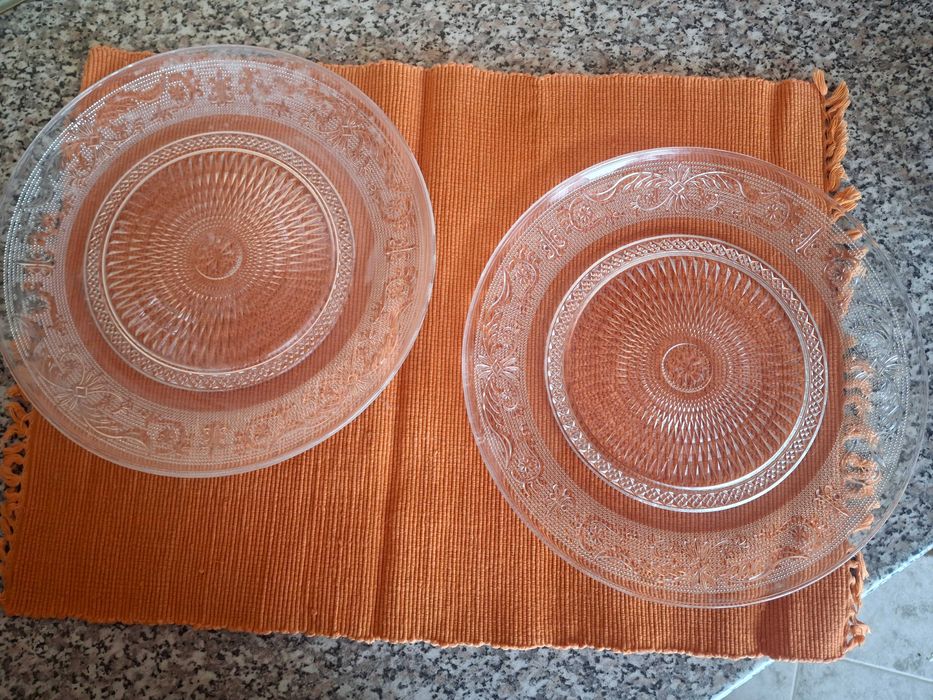 Продавам масивен кристален пепелник и плата за сервиране