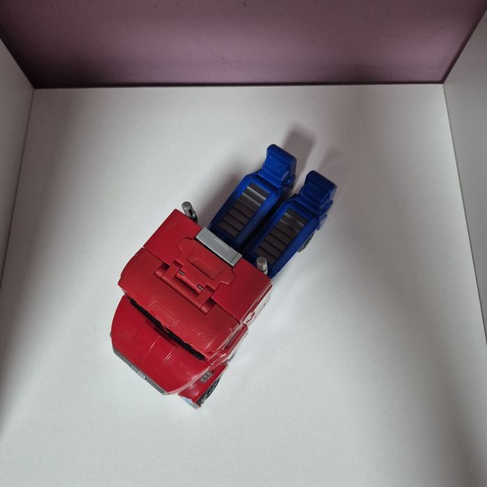 Игрушка-трансформер "Optimus Prime" (Трансформеры Новая искра) Hasbro