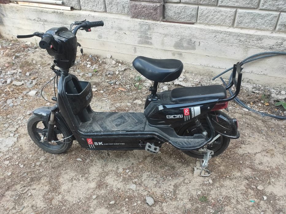 Продам скутер ск8