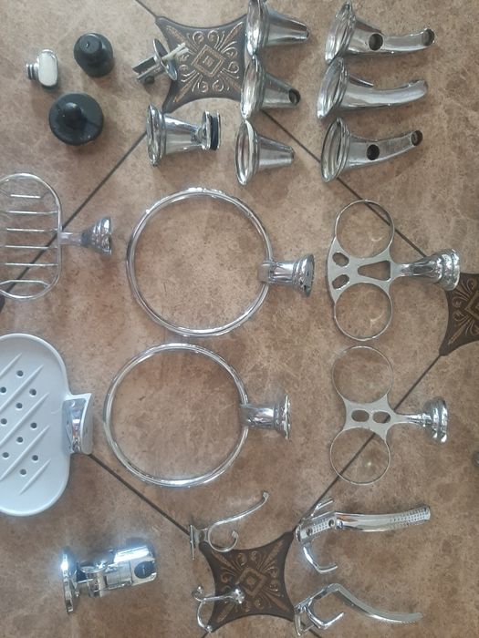 Комплектующие для ванной комнаты.