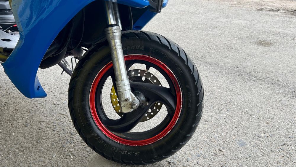 Продам мопед м8 минусы по пластику