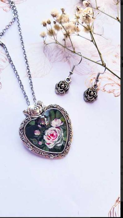 Сапфирена роза - Колие с ръчно боядисано сърце и истински сапфир
