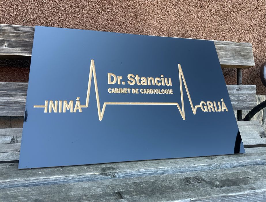 Logo-uri personalizate, panouri decorative și gravuri CNC la comandă