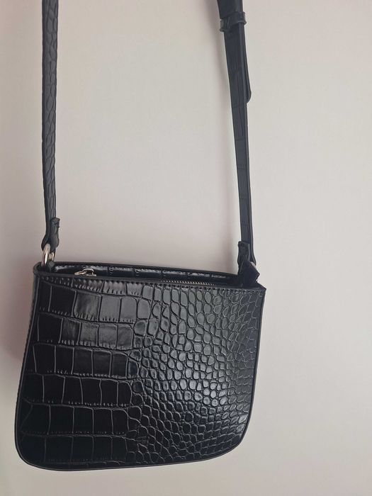 Черна лачена чантичка Pronta