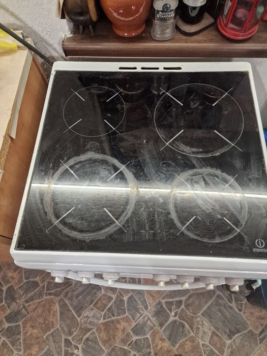 Фурна с керамични котлони Индезит