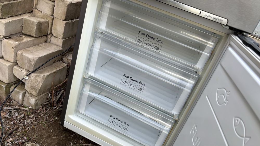 Продам холодильник снизу морозильник сгорела плата