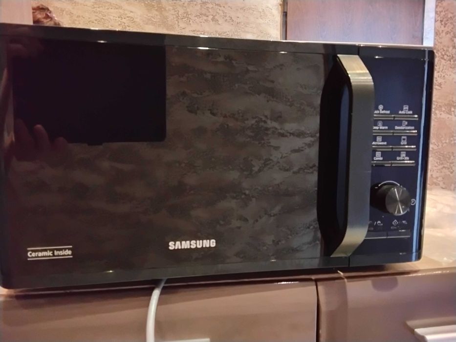 Микровълнова печкa на  ,,Samsung ",цена  60 евро.