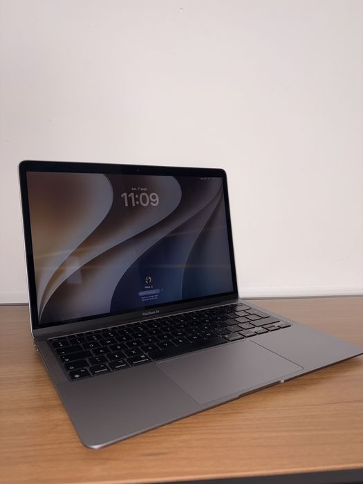 MacBook Air M1 (2020) Space Gray - 8GB RAM / 256GB SSD - Impecabil