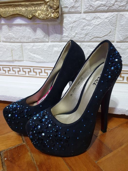 Pantofi cu toc si pietre