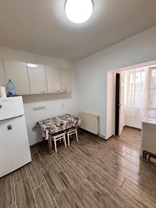 Apartament 2 camere de inchiriat,  renovat și complet mobilat/utilat. Dormitor cu pat matrimonial, living cu canapea extensibilă și dressing spațios.