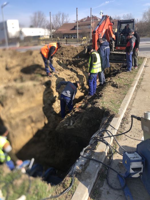 Miniexcavator/Buldoexcavator de închiriat