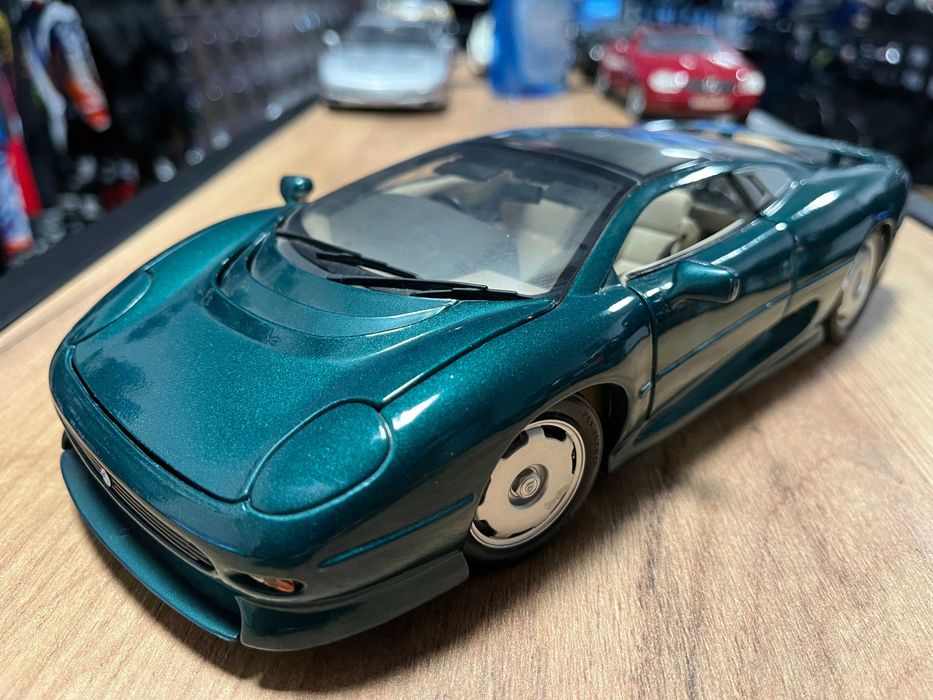 МАISTO колекционерски модел JAGUAR XJ220  2004 г. 1:18 мащаб