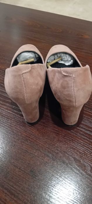 Продавам обувка на ток, естествен велур, нови