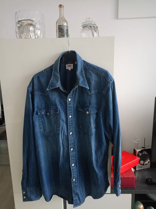 Vând cămașă de blugi Levi's, produs de calitate superioara mărimea XL.