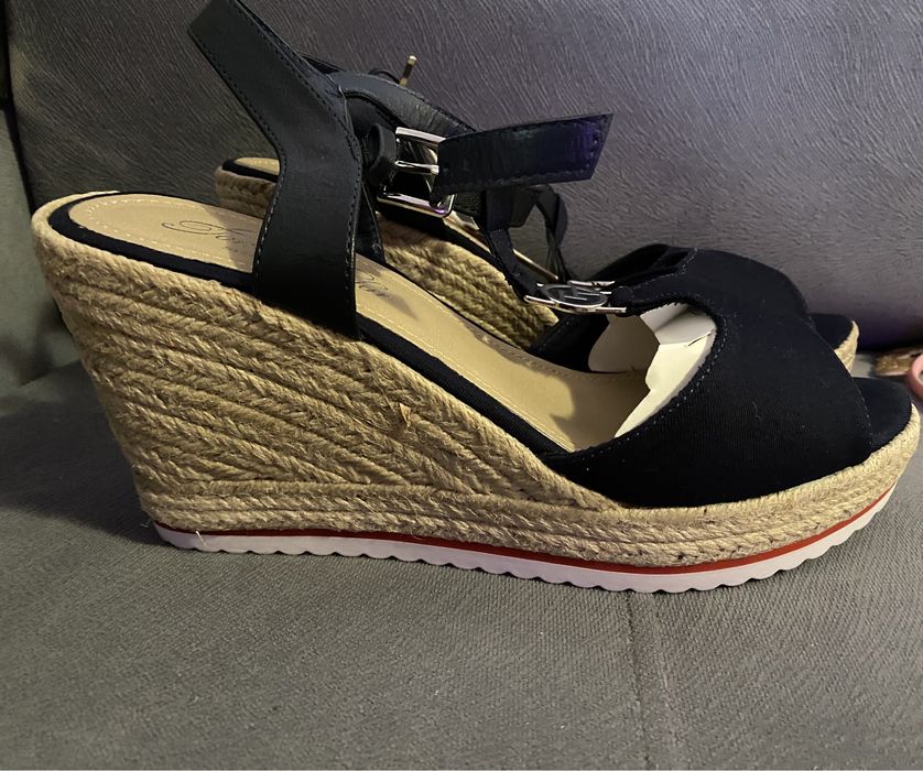 Страхотни сандали нови 43