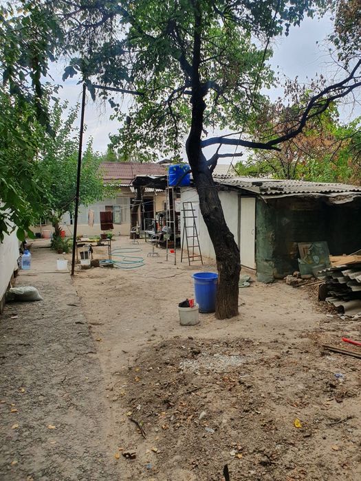 ПРОДАЁТСЯ. 3,5 sotok maydoniga ega yer sotiladi, eski 3 xonali uyi bor