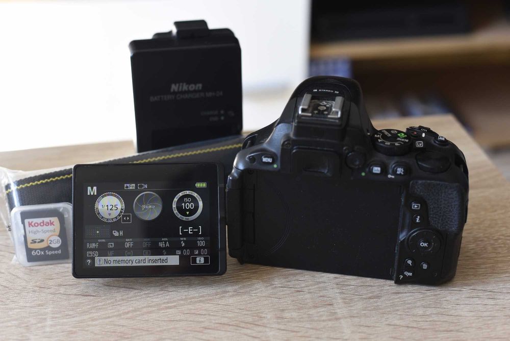 Nikon D5500 Body | 24.2 MP | 29.087 cadre | Baterie + Încărcător + Card