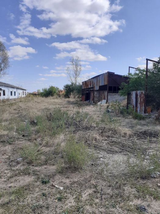 Vand teren cu cladiri in comuna Suseni