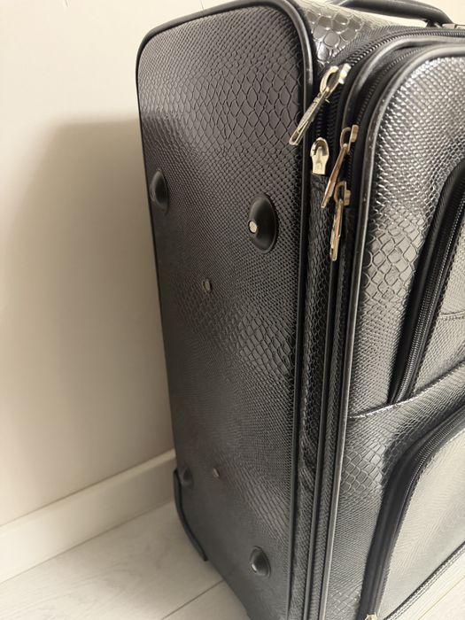 Чемодан среднего размера