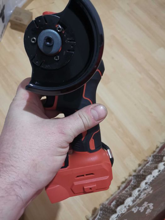 Polizor unghiular pt pânze 75 mm, pt baterii Milwaukee.