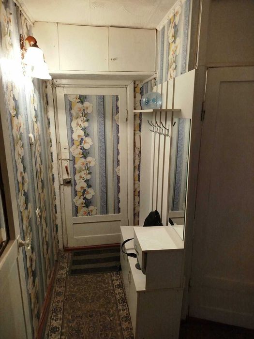 2 комн. кв. в 6 микрорайоне 2 эт. не угловая