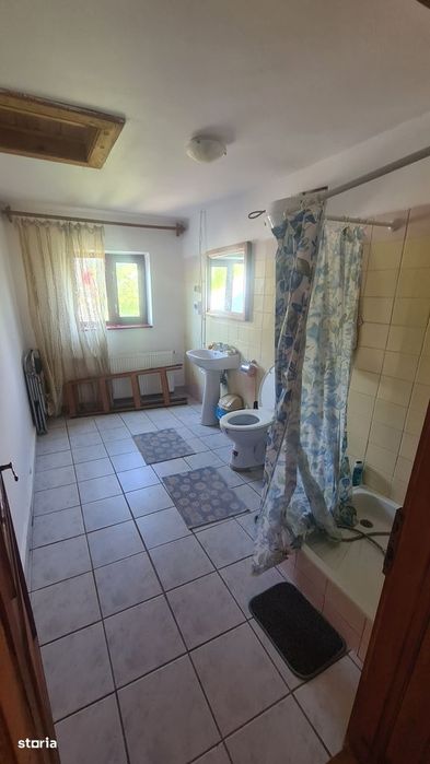Casă cu lac de pește de vânzare în comuna Nucșoara, județ Argeș.