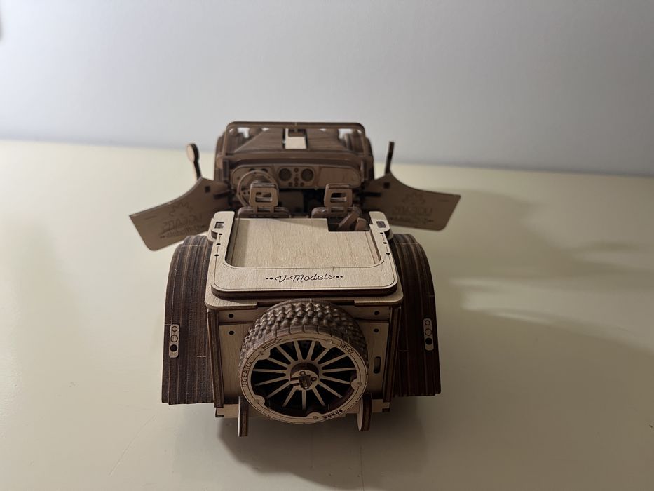 UGEARS Roadster VM-01 - puzzle mecanic complet asamblat