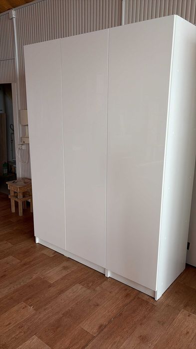 шкафы трех и двух дверные