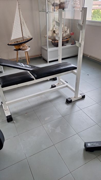 Лежанка и уред за коремни преси
