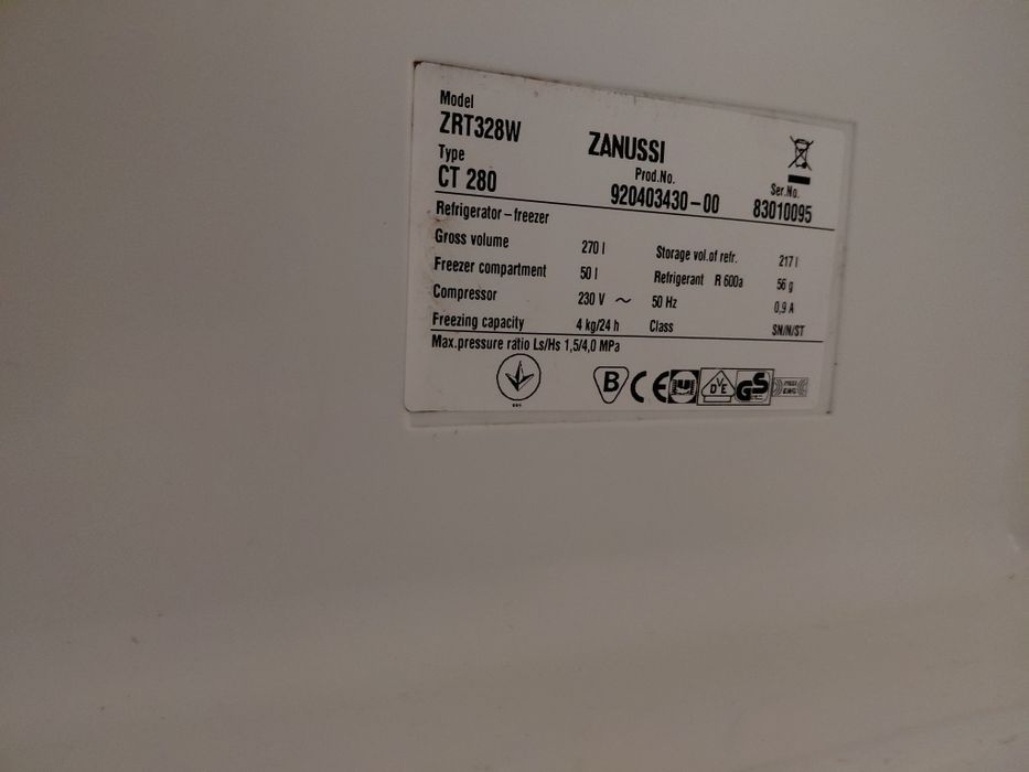 Хладилник с фризелZanussi