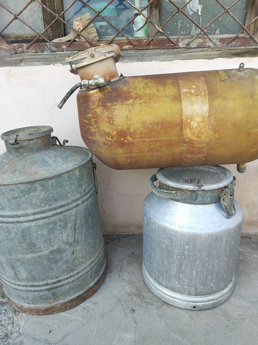 Продам бачки на 50 и 30л.