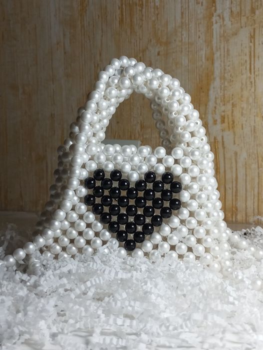 Белая сумка из бусин