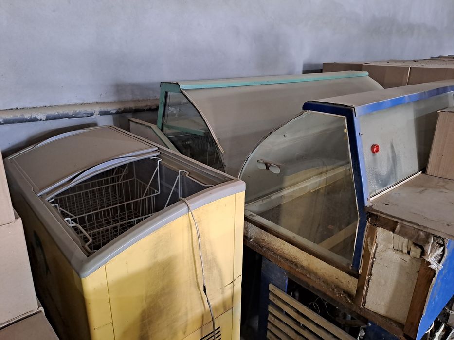 Продам холодильник витрина  2 шт