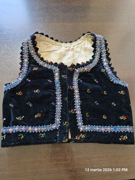 Vestă tradițională din catifea cusută manual