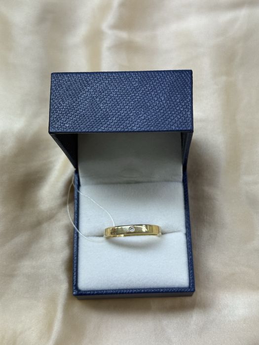 Золотое кольцо с бриллиантом