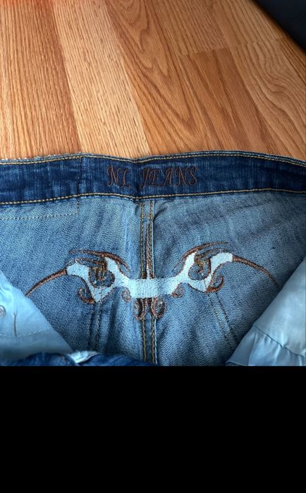 Дамски дънки с лека бродерия