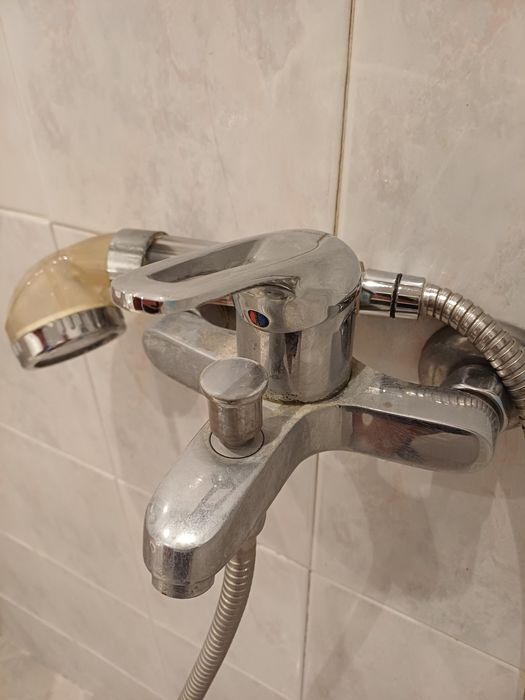 Два броя смесители за баня