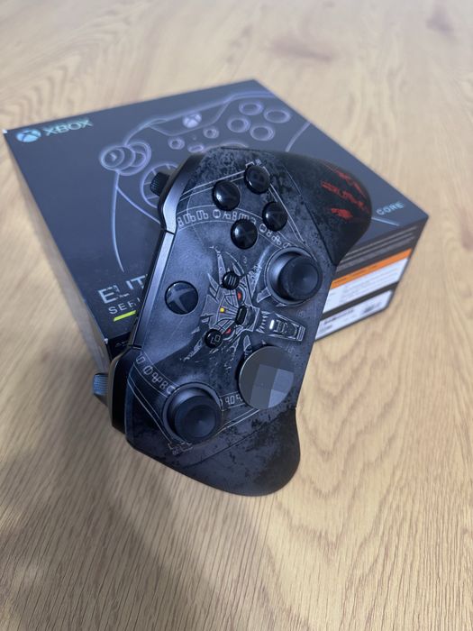 Продавам лимитиран геймпад Xbox Elite Wireless Controller Series 2 – Core: The Witcher 3 (10th Anniversary Special Edition)