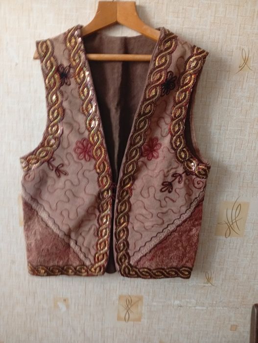 Ваза,ляган керамические,жилет национальный женский