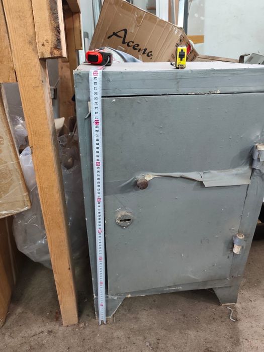 Сейф  железный