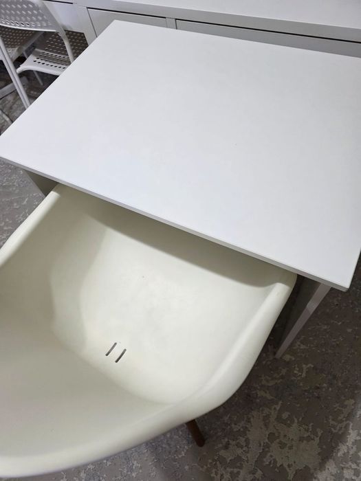 Парта письменный стол от IKEA.