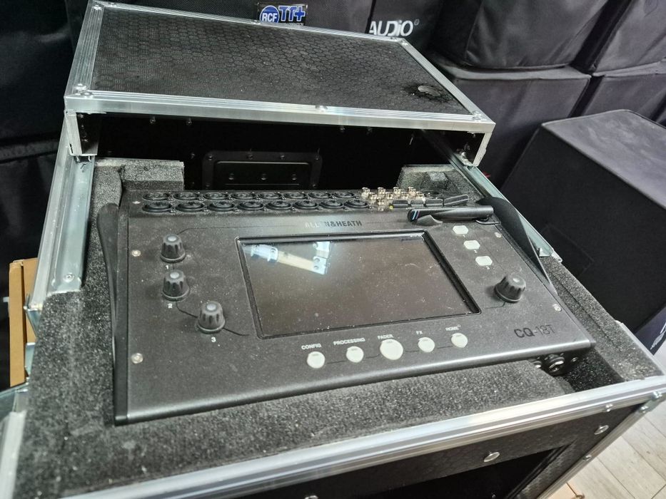Allen heath CQ18 с калъф и един микрофон hed